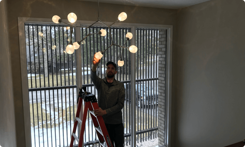 BEST ELECTRICAN OTTAWA LUMOS TOP-RATED ELECTRICIAN IN OTTAWA INSTALLING A LIGHT AT A HOUSE IN OTTAWA
